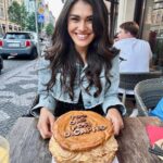 Andrea Kalousová Instagram - Hey, Jacku, Jacku! Lásko! @leonardodicaprio nějak jsme to nestihli kruci. 🤣♥️ #TooOldForDicaprio By @ippa_cafe 🤤 Cantina