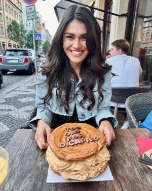 Andrea Kalousová Instagram - Hey, Jacku, Jacku! Lásko! @leonardodicaprio nějak jsme to nestihli kruci. 🤣♥️ #TooOldForDicaprio By @ippa_cafe 🤤