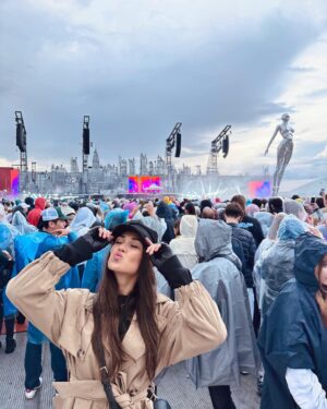 Andrea Kalousová Instagram - Znáte lepší závěr víkendu? Než si takhle dát @theweeknd ? Já ne. 🙊 Dechberoucí show, na kterou se kroutili i security. This Starboy took my breath and I saved my tears for another day. A když už jsem si myslela, že to nemůže být lepší, tak se světelná show vznesla až do vesmíru! 🌕Zkrátka ví(wee)k(e)nd užitej do plnejch a když budete mít šanci hodit si bokem na tohohle interpreta, tak běžte. Stojí fakt za to. 🤙 Díky moc @binance_czsk za neskutečnej zážitek. ✨ #BinanceAfterHours