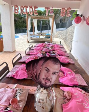 Andrea Kalousová Instagram - Uiiiiii. Zbožňuju vás moc. #henparty