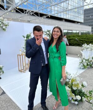 Andrea Kalousová Instagram - Aneb když jsou všichni zvědaví na bráchovu +1 a on vyfasuje mě. Muhahahaha 😄💁🏻‍♀️♥️ #MůjNejoblíbenějšíČlověk #FamilyFirst #BigBrother #Wedding