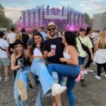 Andrea Kalousová Instagram - Tak jo, botičky jsme protancovaly jak se sluší a patří. Párkrát se ztratily a zase se našly. Bafaly na cizí lidi. Domů šly hodinu místo dvaceti minut. (WTF🤣) Měly pravý fesťákový nudle. Několikrát. Nechaly si kelímek na památku a festival zavřely se ctí v hodinách ranních. Jó, dobrý to bylo. :)))) Že jo vy tragedky:)))) @ivablazkova @dominiguue Beats4love