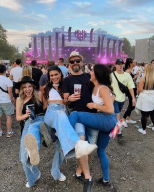 Andrea Kalousová Instagram - Tak jo, botičky jsme protancovaly jak se sluší a patří. Párkrát se ztratily a zase se našly. Bafaly na cizí lidi. Domů šly hodinu místo dvaceti minut. (WTF🤣) Měly pravý fesťákový nudle. Několikrát. Nechaly si kelímek na památku a festival zavřely se ctí v hodinách ranních. Jó, dobrý to bylo. :)))) Že jo vy tragedky:)))) @ivablazkova @dominiguue
