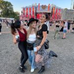 Andrea Kalousová Instagram - Tak jo, botičky jsme protancovaly jak se sluší a patří. Párkrát se ztratily a zase se našly. Bafaly na cizí lidi. Domů šly hodinu místo dvaceti minut. (WTF🤣) Měly pravý fesťákový nudle. Několikrát. Nechaly si kelímek na památku a festival zavřely se ctí v hodinách ranních. Jó, dobrý to bylo. :)))) Že jo vy tragedky:)))) @ivablazkova @dominiguue Beats4love