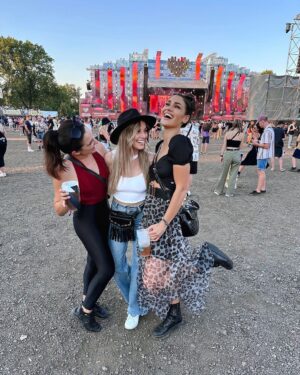 Andrea Kalousová Instagram - Tak jo, botičky jsme protancovaly jak se sluší a patří. Párkrát se ztratily a zase se našly. Bafaly na cizí lidi. Domů šly hodinu místo dvaceti minut. (WTF🤣) Měly pravý fesťákový nudle. Několikrát. Nechaly si kelímek na památku a festival zavřely se ctí v hodinách ranních. Jó, dobrý to bylo. :)))) Že jo vy tragedky:)))) @ivablazkova @dominiguue