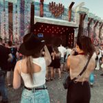 Andrea Kalousová Instagram - Tak jo, botičky jsme protancovaly jak se sluší a patří. Párkrát se ztratily a zase se našly. Bafaly na cizí lidi. Domů šly hodinu místo dvaceti minut. (WTF🤣) Měly pravý fesťákový nudle. Několikrát. Nechaly si kelímek na památku a festival zavřely se ctí v hodinách ranních. Jó, dobrý to bylo. :)))) Že jo vy tragedky:)))) @ivablazkova @dominiguue Beats4love