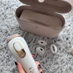 Andrea Kalousová Instagram - Takžeeee léto aniž bych musela řešit chloupky je naprosto BOŽÍ. Jestli jste někdy holky (třeba i kluci, já nevím😂) chtěli mít bezstarostné léto a zahodit žiletky, tak vám představuju skvělého pomocníka. 🏃🏻‍♀️ @braun_czsk IPL, ultra rychlé záblesky ani neucítíte a můžete používat v pohodlí domova na celé tělo i včetně intimních partií, kde je to také testováno. Už po 3 týdnech uvidíte první výsledky a celkový růst chloupků se výrazně zpomaluje. Tak jestli jste váhali ode mě máte posvěceno, že je to pecka! A do 29.6. můžete mít až 2000 Kč cashback, když se registrujete u nich na stránkách a splníte podmínky. :)) Mimo to, Braun nyní jako jediný epilátor pro domácí použití v Česku poskytuje bezplatnou prodlouženou záruku na 5 let. Stačí nový IPL epilátor registrovat na stránkach braun.cz v sekci speciální nabídky. Tak hladkejm nohám zdar! 🏃🏻‍♀️ #braunczsk #braun #silkexpertpro Prague, Czech Republic