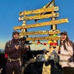 Andrea Kalousová Instagram - Jestli se vám zdá zvláštní, jak je možný, že jsme v -15C° na vrcholku Kili takhle vyletněný, tak je to jednoduše proto, že jsme tam nebyli. 🤷🏻‍♀️🥲 Ale myslím si, že bychom se tam minimálně aspoň takhle tvářili. 😄💁🏻‍♀️ Nechtělo se mi to z počátku psát, páč mě/ nás to mrzelo. Těšili jsme se na ten výlet moc. Long story short během výstupu na Kilimanjaro brácha dostal teplotu a angínu. 🤒 Děs běs. A jak asi můžete tušit, nadmořská výška úplně nevytváří příznivé podmínky pro zotavení. Tělo se samo o sobě musí vyrovnat s nadmořskou výškou, natož s infekcí v těle. Dá se na výstup naplanovat leddacos, ale zdraví si zkratka neobjednáte. No a co se týká mě… Copak jsem toho ušáka mohla nechat v Africe samotného? :)))) #AlwaysTogether ♥️ Photo credits photoshop master @mari.je.svoboda 🤣 Kilimanjaro, Tanzania