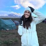 Andrea Kalousová Instagram - Ten hlavní důvod, proč jsme vlastně vyrazili do Afriky je pokořit jejich nejvyšší horu Kilimanjaro 5 985 m.n.m. 🏞️ Podle které se jmenuje i místní pivo. Legenda praví “If you can’t climb it, drink it.” 🍻 My jsme si teda vybrali tu první možnost. 😄 Takže od teď, 7 dní nocování ve stanu, každý den zdolávání pahorků a snad nám bude počasí přát. Azuro je sice kýč, ale my ho nějak zvládnem. 🙊 Tak nám držte palce. ✊✊✊⛺️ Kilimanjaro, Tanzania