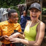 Andrea Kalousová Instagram - Se šibalským pohledem ke mně přiskočila a chytla mě za ruce. Mlčky pozoruju, co se bude dít. Po chvíli přiběhly další místňačky a nepřestávaly žasnout, jaký mám nehty. 😅 Takže prej jsi to udelala hezky @dora.danko.nail.design 😄♥️ Arusha, Tanzania