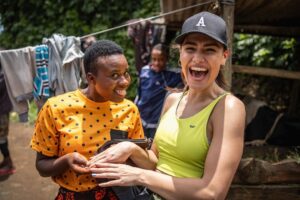 Andrea Kalousová Instagram - Se šibalským pohledem ke mně přiskočila a chytla mě za ruce. Mlčky pozoruju, co se bude dít. Po chvíli přiběhly další místňačky a nepřestávaly žasnout, jaký mám nehty. 😅 Takže prej jsi to udelala hezky @dora.danko.nail.design 😄♥️