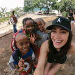 Andrea Kalousová Instagram - Zdravíme z Afriky! 🙋🏻‍♀️ Tyhle caparti zrovna šli z kostela. Culili se na mě celou cestu, jak šli před náma a pak na mě počkali. Jinak celkově místní umí super anglicky. Umožňuje jim to i větší uplatnění práce. Každopádně ze začátku trošičku kulturní šok, stejně tak jako když jsem byla v Novým Dillí v Indii, ale tam jsem teda byla sama. Teď si zase připomínám, jak je super poznávat novou zemi a jejich kulturu… No, budu vás zasóbovat! 💁🏻‍♀️ Arusha, Tanzania