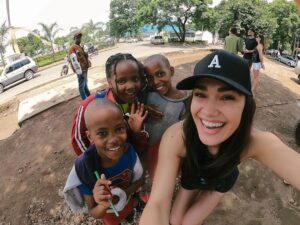 Andrea Kalousová Instagram - Zdravíme z Afriky! 🙋🏻‍♀️ Tyhle caparti zrovna šli z kostela. Culili se na mě celou cestu, jak šli před náma a pak na mě počkali. Jinak celkově místní umí super anglicky. Umožňuje jim to i větší uplatnění práce. Každopádně ze začátku trošičku kulturní šok, stejně tak jako když jsem byla v Novým Dillí v Indii, ale tam jsem teda byla sama. Teď si zase připomínám, jak je super poznávat novou zemi a jejich kulturu… No, budu vás zasóbovat! 💁🏻‍♀️