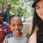 Andrea Kalousová Instagram - Zdravíme z Afriky! 🙋🏻‍♀️ Tyhle caparti zrovna šli z kostela. Culili se na mě celou cestu, jak šli před náma a pak na mě počkali. Jinak celkově místní umí super anglicky. Umožňuje jim to i větší uplatnění práce. Každopádně ze začátku trošičku kulturní šok, stejně tak jako když jsem byla v Novým Dillí v Indii, ale tam jsem teda byla sama. Teď si zase připomínám, jak je super poznávat novou zemi a jejich kulturu… No, budu vás zasóbovat! 💁🏻‍♀️ Arusha, Tanzania