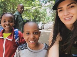 Andrea Kalousová Instagram - Zdravíme z Afriky! 🙋🏻‍♀️ Tyhle caparti zrovna šli z kostela. Culili se na mě celou cestu, jak šli před náma a pak na mě počkali. Jinak celkově místní umí super anglicky. Umožňuje jim to i větší uplatnění práce. Každopádně ze začátku trošičku kulturní šok, stejně tak jako když jsem byla v Novým Dillí v Indii, ale tam jsem teda byla sama. Teď si zase připomínám, jak je super poznávat novou zemi a jejich kulturu… No, budu vás zasóbovat! 💁🏻‍♀️