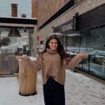 Andrea Kalousová Instagram - Takový menší ohlédnutí za naším výletem v Peci. Původně sice byl v plánu výšlap na Sněžku, ale bylo nám ve @apartmanysvatyvavrinec tak fajn, že jsme se zmohly akorát na procházku. Možná, že to bylo i tím, že tam tak dobře vaří. Takže za všechno může kachna! 😄 A samozřejmě wellness nám dalo taky zabrat. 😂 Nojo, ostuda. Tak nahoru (na horu) příště! 💪❄️ Aparthotel Svatý Vavřinec
