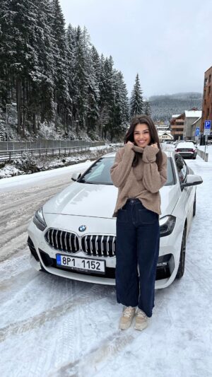 Andrea Kalousová Instagram - Můj bílý oř dorazil do Pece pod Sněžkou a další den hned napadl sníh. Náhoda? ❄️ Nemyslím si. 😉💁🏻‍♀️ A jestli sháníte káru, tak @autozdovozu.cz určitě stojí za zastávku. 🏎️