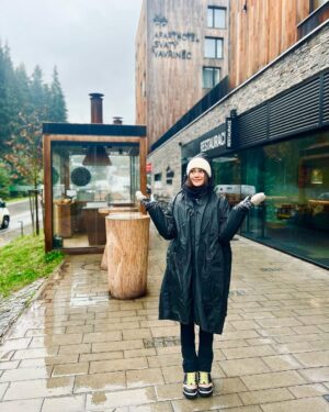 Andrea Kalousová Instagram - Takže včera jsme posbíraly síly ve wellness @apartmanysvatyvavrinec . A večer se nacpaly tak, že na snídani jsme nakráčely už s rozepnutým knoflíkem. 🤣💁🏻‍♀️ Teď už nás čeká s @kokinecka jen vyběhnout nahoru. Nevadí, že prší. Aspoň je velká pravděpodobnost, že se dolů sklouznem. 🤣 Rádi chodíte na Sněžku nebo tůry?