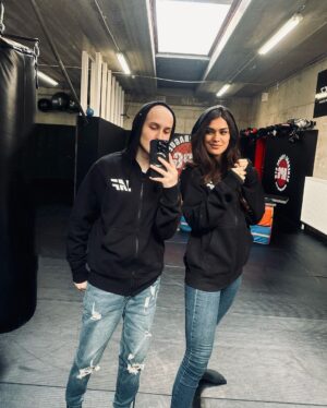 Andrea Kalousová Instagram - ❗️Ahoj všichni, tohle je 17 letej Kuba. 💁🏻‍♀️ Skvělej kluk. Kubovi před třemi měsíci zjistili rakovinu. A to né úplně jen tak ledajakou - osteosarkom, což je vzácné nádorové onemocnění kosti. Pro představu… je to jako vyhrát jackpot, který se “poštěstí” 20 lidem do roka v ČR. Kubovi a jeho mamce v této nelehké situaci pomáhá nadace @usmevnejenprokrystofa. Kuba je blázen do bojovejch sportů a tak i díky lidem z nadace se mohl potkat se zápasníky MMA. No a jelikož s touto nadací spolupracuji, tak i se mnou. Říkala jsem si, tyjo kluk zvědavej na bojový zápasníky a přijde mu tam Kalousová - co si asi budem říkat. 🤣 Hned v prvních minutách jsem pochopila, že Kuba je prostě moje krev. 👊 Kubu teď čeká jeho nejtěžší zápas v životě. Chemošky a všechny tyhle podobný srandy. Moc cením přístup s jakým do toho Kuba jde! Ta hlava lidi, ta je důležitá. Chci ať mu ten mindset zůstane. Pojďme ho společně zahrnout takovou vlnou podpory a lásky, kterej Instagram nepamatuje. Tak instarodino? Now! ♥️🙏🏻 #JsiBorec  @iaf_iamfighter @rpg_mma