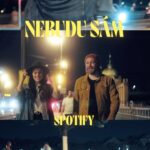 Andrea Kalousová Instagram - Song Nebudu sám je ON-LINE na Spotify a všech streamovacich platformách! Jdi si ho dat! 🔥 Video by @davidkeyns Před 4 lety jsem nahrála svůj první cover Stand by me. V té době neznalá hudby. Hledala jsem někoho, kdo by mi tam nahrál kytaru. Moje kamarádka @beegocz sehnala Čendu (Kterej se sice jmenuje Lukáš, ale nikdo mu neřekne jinak než Čenda.) Čenda přišel do studia na první dobrou nahrál kytaru a hned zas šel. Pomohl mi tenkrát zcela nezištně a nic za to nechtěl. Rok zpět mi volá Beego a říká mi, že by Čenda potřeboval pomoc. Byl v hudební soutěži a výhrou byly peníze na tvorbu. Pro mě možnost, jak mu jeho tehdejší laskavost vrátit zpět. A tak se nám společnými silami na instagramu podařilo dát Čendu na první místo. Takže poděkování dnes patří i vám. O půl roku později jsme se s Čendou potkali a on mi říká, že pro nás napsal písničku. Můžete si ji jít poslechnout. Jmenuje se Nebudu sám. Doufám, že ve vás vytvoří stejně hřejivý pocit s jakým jsme ji pro vás nazpívali. Díky za vše. :) @lukas.gruner Tobě taky Fuksíkuuuu produkce: @tomas.fuchs.77 i Tobě @leonardomusic_cz 🤘 Prague, Czech Republic