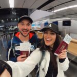 Andrea Kalousová Instagram - Naše nadšení z držení pasu a letenek má své opodstatnění. Není totiž vždy samozřejmostí, že když jste na letišti, tak i odletíte. Viz my minulej rok. Ale to už je jiný příběh. 🤣 Každopádně letos jde všechno jako po drátku. 💁🏻‍♀️ Když teda pomineme bráchův splašenej náskok do vlaku ve 13:17, když vlak měl jet 13:15. (Nekomentuju🤣) Jinak naše dobrodružství dnešním dnem začíná. Uhádnete kam máme namířeno? 🛫 Flughafen Wien - Vienna Airport