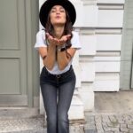 Andrea Kalousová Instagram - Různé střihy, různé barvy, ale přesto sedí dokonale. Na kolekci DENIM z @ca si klidně vystačíte s bílým trikem a pár doplňkama a budete prostě šik. 💁🏻‍♀️#WeDoTheFashion #MakeItAnOccasion Prague, Czech Republic