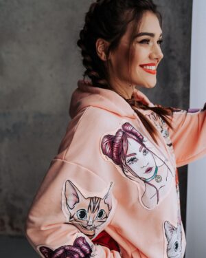 Andrea Kalousová Instagram - @chybimikocky už dávno nejsou pouze jejich ikonická trička ,,chci domů, chybí mi kočky…” 😄 Sortiment se za  celou existenci pěkně rozrostl. Mrkněte na stránky. Věřím, že potěšíte kdejakého náročného kočkomila. 🎁💁🏻‍♀️😸 Sama jsem vybírala materiály. Budete moc spoko. 🙊🫶 #Šily zlaté české pacičky. 🐾 #ChybiMiKočky #KomuNe