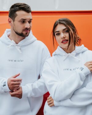 Andrea Kalousová Instagram - @chybimikocky už dávno nejsou pouze jejich ikonická trička ,,chci domů, chybí mi kočky…” 😄 Sortiment se za  celou existenci pěkně rozrostl. Mrkněte na stránky. Věřím, že potěšíte kdejakého náročného kočkomila. 🎁💁🏻‍♀️😸 Sama jsem vybírala materiály. Budete moc spoko. 🙊🫶 #Šily zlaté české pacičky. 🐾 #ChybiMiKočky #KomuNe