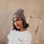 Andrea Kalousová Instagram - @chybimikocky už dávno nejsou pouze jejich ikonická trička ,,chci domů, chybí mi kočky…” 😄 Sortiment se za celou existenci pěkně rozrostl. Mrkněte na stránky. Věřím, že potěšíte kdejakého náročného kočkomila. 🎁💁🏻‍♀️😸 Sama jsem vybírala materiály. Budete moc spoko. 🙊🫶 #Šily zlaté české pacičky. 🐾 #ChybiMiKočky #KomuNe Prague, Czech Republic
