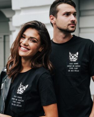 Andrea Kalousová Instagram - @chybimikocky už dávno nejsou pouze jejich ikonická trička ,,chci domů, chybí mi kočky…” 😄 Sortiment se za  celou existenci pěkně rozrostl. Mrkněte na stránky. Věřím, že potěšíte kdejakého náročného kočkomila. 🎁💁🏻‍♀️😸 Sama jsem vybírala materiály. Budete moc spoko. 🙊🫶 #Šily zlaté české pacičky. 🐾 #ChybiMiKočky #KomuNe