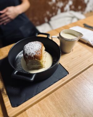 Andrea Kalousová Instagram - Takže včera jsme posbíraly síly ve wellness @apartmanysvatyvavrinec . A večer se nacpaly tak, že na snídani jsme nakráčely už s rozepnutým knoflíkem. 🤣💁🏻‍♀️ Teď už nás čeká s @kokinecka jen vyběhnout nahoru. Nevadí, že prší. Aspoň je velká pravděpodobnost, že se dolů sklouznem. 🤣 Rádi chodíte na Sněžku nebo tůry?