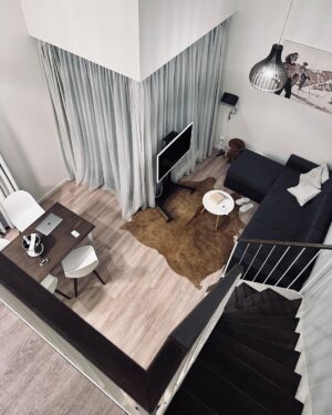 Andrea Kalousová Instagram - Takže včera jsme posbíraly síly ve wellness @apartmanysvatyvavrinec . A večer se nacpaly tak, že na snídani jsme nakráčely už s rozepnutým knoflíkem. 🤣💁🏻‍♀️ Teď už nás čeká s @kokinecka jen vyběhnout nahoru. Nevadí, že prší. Aspoň je velká pravděpodobnost, že se dolů sklouznem. 🤣 Rádi chodíte na Sněžku nebo tůry?