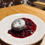 Andrea Kalousová Instagram - Takže včera jsme posbíraly síly ve wellness @apartmanysvatyvavrinec . A večer se nacpaly tak, že na snídani jsme nakráčely už s rozepnutým knoflíkem. 🤣💁🏻‍♀️ Teď už nás čeká s @kokinecka jen vyběhnout nahoru. Nevadí, že prší. Aspoň je velká pravděpodobnost, že se dolů sklouznem. 🤣 Rádi chodíte na Sněžku nebo tůry? Aparthotel Svatý Vavřinec