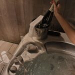 Andrea Kalousová Instagram - Takže včera jsme posbíraly síly ve wellness @apartmanysvatyvavrinec . A večer se nacpaly tak, že na snídani jsme nakráčely už s rozepnutým knoflíkem. 🤣💁🏻‍♀️ Teď už nás čeká s @kokinecka jen vyběhnout nahoru. Nevadí, že prší. Aspoň je velká pravděpodobnost, že se dolů sklouznem. 🤣 Rádi chodíte na Sněžku nebo tůry? Aparthotel Svatý Vavřinec