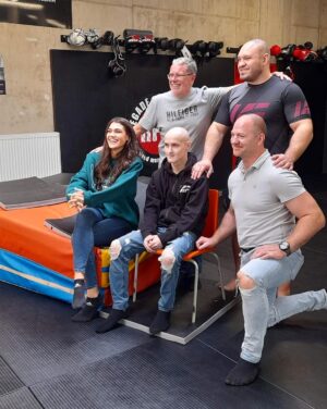 Andrea Kalousová Instagram - ❗️Ahoj všichni, tohle je 17 letej Kuba. 💁🏻‍♀️ Skvělej kluk. Kubovi před třemi měsíci zjistili rakovinu. A to né úplně jen tak ledajakou - osteosarkom, což je vzácné nádorové onemocnění kosti. Pro představu… je to jako vyhrát jackpot, který se “poštěstí” 20 lidem do roka v ČR. Kubovi a jeho mamce v této nelehké situaci pomáhá nadace @usmevnejenprokrystofa. Kuba je blázen do bojovejch sportů a tak i díky lidem z nadace se mohl potkat se zápasníky MMA. No a jelikož s touto nadací spolupracuji, tak i se mnou. Říkala jsem si, tyjo kluk zvědavej na bojový zápasníky a přijde mu tam Kalousová - co si asi budem říkat. 🤣 Hned v prvních minutách jsem pochopila, že Kuba je prostě moje krev. 👊 Kubu teď čeká jeho nejtěžší zápas v životě. Chemošky a všechny tyhle podobný srandy. Moc cením přístup s jakým do toho Kuba jde! Ta hlava lidi, ta je důležitá. Chci ať mu ten mindset zůstane. Pojďme ho společně zahrnout takovou vlnou podpory a lásky, kterej Instagram nepamatuje. Tak instarodino? Now! ♥️🙏🏻 #JsiBorec  @iaf_iamfighter @rpg_mma