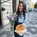 Andrea Kalousová Instagram - Děkuju vám všem za krásná přání. ♥️ Taky děkuju mojí partě, že mi nedovolí narozky zazdít, jak mívám ve zvyku. :))) Každej rok si říkám, že udělám velkou oslavu, kam všechny pozvu, ale pak nějak nestíhám a jsem ráda, že plním to, co mám. Ale za rok, to už určitě vyjde. 🤣 Co se týče dortu. Miluju větrníky. Každopádně tenhle dort vnímám trochu jako ránu pod pás. 🤣🙈 Noooo tak ještě jednou děkuju. Mám vás ráda. 🙊♥️ #TooOldForDicaprio Prague, Czech Republic