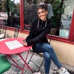 Andrea Kalousová Instagram - Ja a moje malá roztomilá čtyřicítka 🤣👣 Hodnotíme dnešní hraní na loučení s létem ve @vestec_official moc fajn. Krásná atmosféra a vy jste byli boží. Vždy mám mega radost, když za mnou někdo přijde. ♥️🕊️ Už za chvíli zveřejním další termíny, kde budu zas vystupovat. Tak se budu těšit 🙋🏻‍♀️ pa Kalous Vestec u Prahy - oficiální stránka
