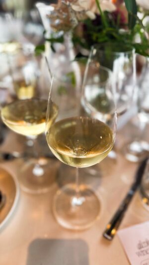 Andrew Francis Instagram - Celebrating Wine Wednesday by reminiscing over last week’s @sansorium__ ‘s private alcohol free wine tasting of @edenvalewines at @chezlavelle. 

With a selection of 5 diverse alcohol-free wines, @realandrewfrancis, @carrieann_bailey, @lisabails and I  were on alcohol free cloud wine 🍷 
Their alcohol free Sauvignon Blanc was the biggest standout for me; as someone who is only 3 months sober, I still remember the taste of a good crisp white in the summer, and this is exactly what I got. 
Be sure to check out @sansorium__ for all of your booze free bevvy options! They have spirits and other beverages to add to your collection 🤘🏼

#alcoholfree#alcoholfreewine#alcoholfreelife#alcoholfreeliving#soberliving#soberlife#soberminded#sobercuriousmovement#torontorestaurants#torontodateideas#torontodatenight#winetasting#wineportfolio#alcoholfreedrinks #winewednesday
