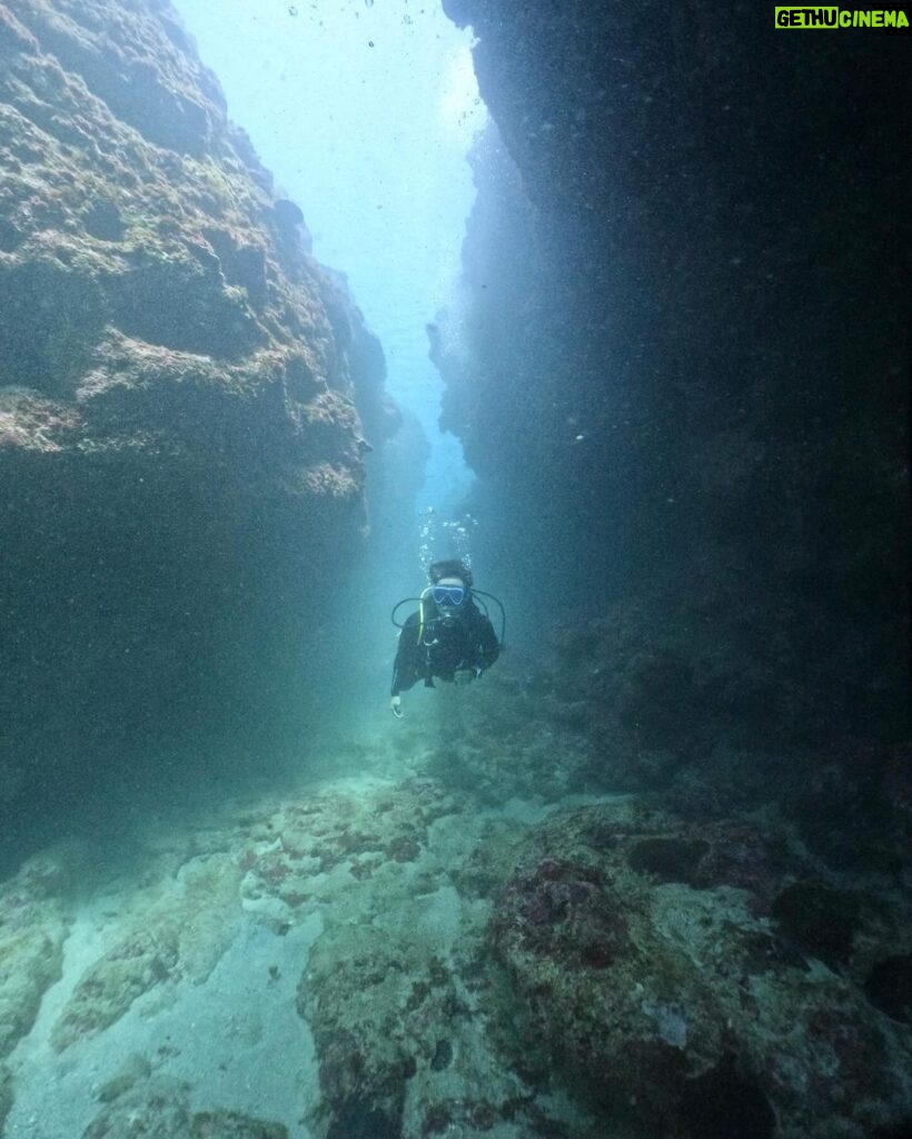 Andy Bian Instagram - 為了新工作來學習一下新技能 四天的水肺課程，讓我彷彿開啟了新世界的大門 原來水行俠的世界這麼有趣！ 海洋覆蓋了地球71%的面積， 還有好多的地方值得我們去探險！ 從墾丁出發，下個月朝向新的國度上山下海去🤩 （BTW潛水都拍不出帥照💁🏻‍♂） 謝謝夥伴們這趟的照顧❤ #ow #aow #高氧 #水肺 墾丁 Kending