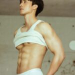 Andy Bian Instagram - 各位在上班上課的同學，記得打開鬧鐘設定提醒，晚上12點整就可以開始預購我的寫真啦～ 今天沒有預購的話，主任我會處罰你唷（威🤣） . Ps.海外的朋友可以在博客來預購唷😎 （Our friends from overseas can also pre-order on Books.com.tw.） #卞慶華 #晏人物 #時報出版