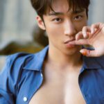 Andy Bian Instagram - 各位在上班上課的同學，記得打開鬧鐘設定提醒，晚上12點整就可以開始預購我的寫真啦～ 今天沒有預購的話，主任我會處罰你唷（威🤣） . Ps.海外的朋友可以在博客來預購唷😎 （Our friends from overseas can also pre-order on Books.com.tw.） #卞慶華 #晏人物 #時報出版