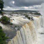 Angelique Boyer Instagram - TBT Una maravilla natural del mundo 🗺️ ☑️ Un lugar que une 3 fronteras de países que amo! Argentina 🇦🇷 Brasil 🇧🇷 y Paraguay 🇵🇾 Ahora conozco los 3 un poquito, vamos por mas 🙌 Iguazú en Guaraní AGUA GRANDE ✨🙌 La pasamos increíble 🫶👏🌟 Cataratas del Iguazu, Argentina