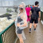 Angelique Boyer Instagram - TBT Una maravilla natural del mundo 🗺️ ☑️ Un lugar que une 3 fronteras de países que amo! Argentina 🇦🇷 Brasil 🇧🇷 y Paraguay 🇵🇾 Ahora conozco los 3 un poquito, vamos por mas 🙌 Iguazú en Guaraní AGUA GRANDE ✨🙌 La pasamos increíble 🫶👏🌟 Cataratas del Iguazu, Argentina