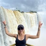Angelique Boyer Instagram - TBT Una maravilla natural del mundo 🗺️ ☑️ Un lugar que une 3 fronteras de países que amo! Argentina 🇦🇷 Brasil 🇧🇷 y Paraguay 🇵🇾 Ahora conozco los 3 un poquito, vamos por mas 🙌 Iguazú en Guaraní AGUA GRANDE ✨🙌 La pasamos increíble 🫶👏🌟 Cataratas del Iguazu, Argentina