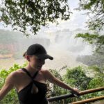 Angelique Boyer Instagram - TBT Una maravilla natural del mundo 🗺️ ☑️ Un lugar que une 3 fronteras de países que amo! Argentina 🇦🇷 Brasil 🇧🇷 y Paraguay 🇵🇾 Ahora conozco los 3 un poquito, vamos por mas 🙌 Iguazú en Guaraní AGUA GRANDE ✨🙌 La pasamos increíble 🫶👏🌟 Cataratas del Iguazu, Argentina