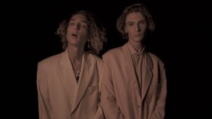 Angelo Mutti Spinetta Instagram - hoy a las 20hrs volvemos a sacar music y video con Bluetooth✨tema producido x @yesan & @flu_os con alto videoclip de @elefantediamante y looks de @raimondi___ 💫feliz de volver a compartirles data loco, gracias x el aguante💜