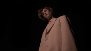 Angelo Mutti Spinetta Instagram - hoy a las 20hrs volvemos a sacar music y video con Bluetooth✨tema producido x @yesan & @flu_os con alto videoclip de @elefantediamante y looks de @raimondi___ 💫feliz de volver a compartirles data loco, gracias x el aguante💜