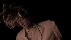 Angelo Mutti Spinetta Instagram - hoy a las 20hrs volvemos a sacar music y video con Bluetooth✨tema producido x @yesan & @flu_os con alto videoclip de @elefantediamante y looks de @raimondi___ 💫feliz de volver a compartirles data loco, gracias x el aguante💜