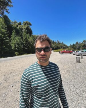 Angelo Mutti Spinetta Instagram - x volver a levantarme cada vez q toqué fondo, en un toque vuelvo a subirme a un escenario después d 4 años rodeado d gente que amo y admiro🙏🏼retornado d unas vacaciones inolvidables, y con ganas d dar todo lo q vine a dar en este mundo. amor a todos y fuerzas a quienes están atravesando tormentas en sus vidas, aguante el arte loco🤍gracias @nomadesvla x los viajes acuáticos