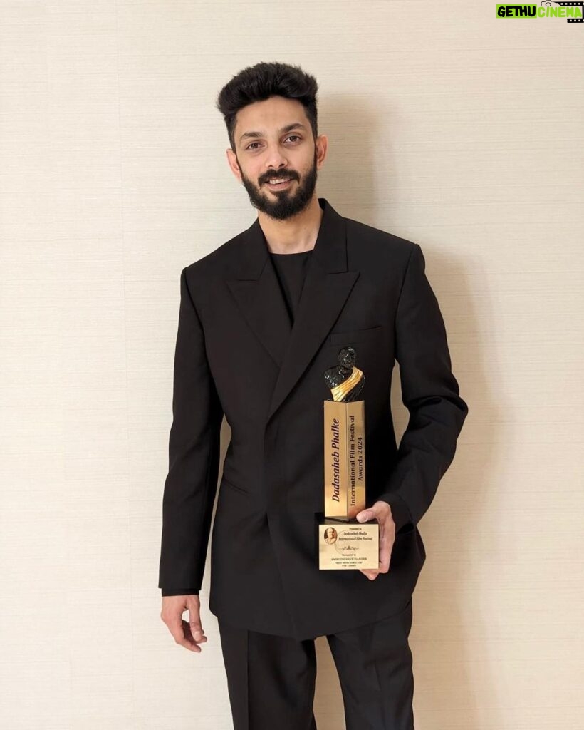 Anirudh Ravichander Instagram - Honoured to have received the Dadasaheb Phalke IFF award - Best Music Director 2024 for #Jawan🙏🏻 Thank you jury, fans and music lovers ❤️